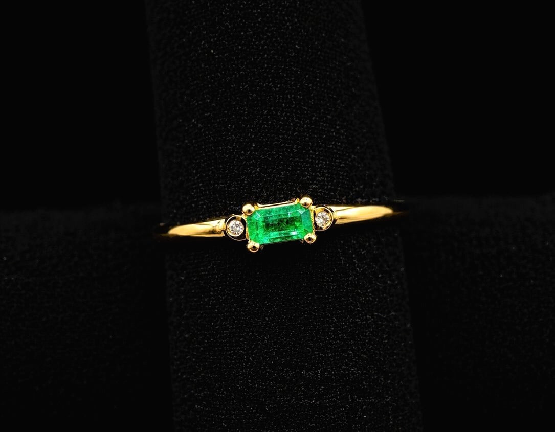 Octagonal Step-Cut Colombian Emerald Solitaire — Muzo Origin, 18K Yellow Gold